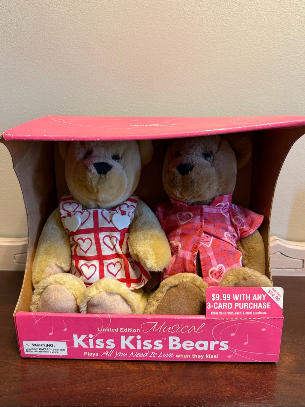 Hallmark Musical KISS KISS Bears in Box